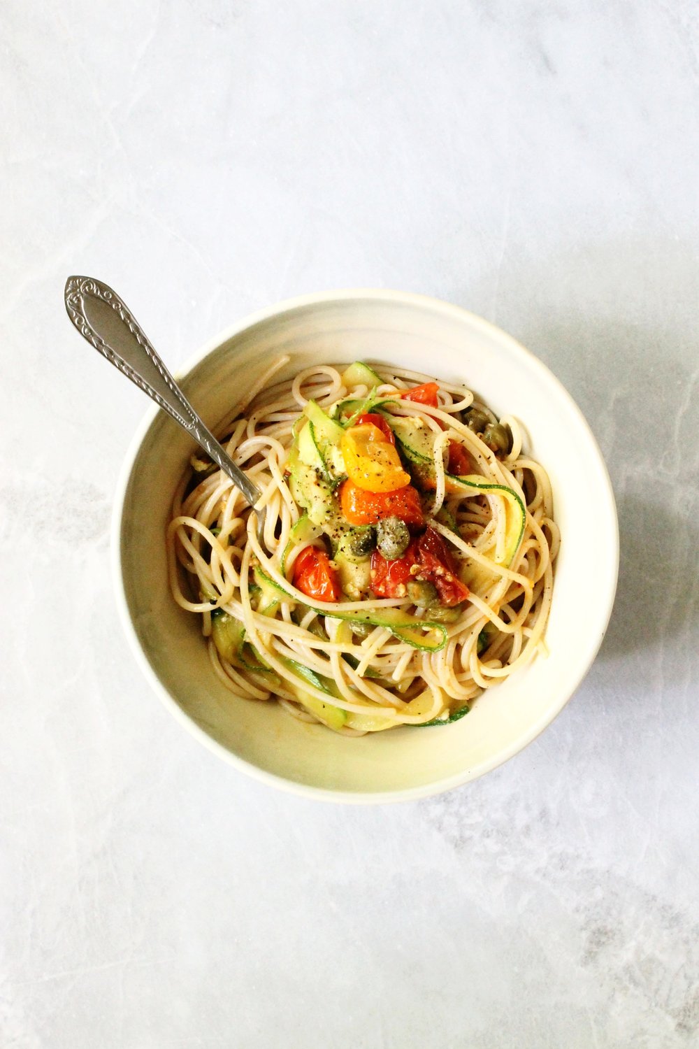 Garlicky spaghetti with cherry tomatoes and zucchini